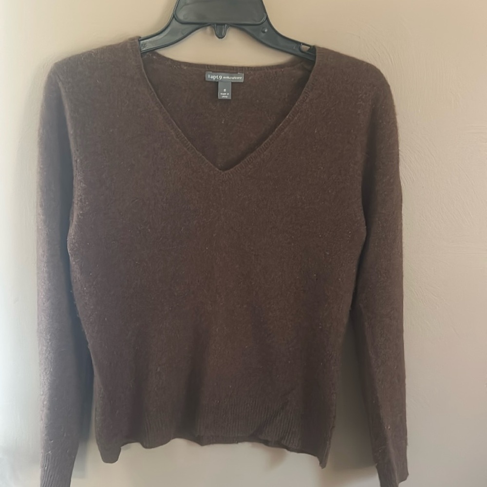 100% Cashmere V-neck sweater